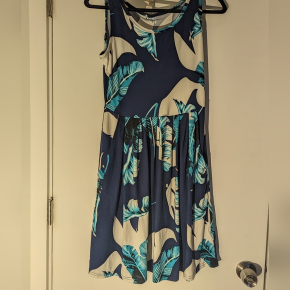 Lightweight Tropical Pattern Dress - Picture 3 of 4